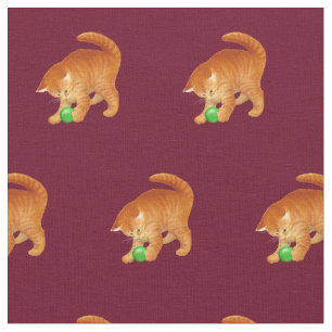 Orange Miezekatze-Katze, die mit Ball-Gewebe Stoff