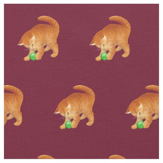 Orange Miezekatze-Katze, die mit Ball-Gewebe Stoff (Nahaufnahme)