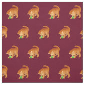 Orange Miezekatze-Katze, die mit Ball-Gewebe Stoff (Muster)