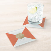 Orange-minimalistische moderne Hochzeitsmonogramm Glasuntersetzer (Schrägansicht)