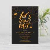 Orange Moderne Halloween-Spinne hängend Skript Einladung (Stehend Vorderseite)