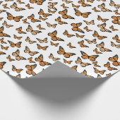 Orange Monarch Butterflies Pattern Geschenkpapier (Ecke)