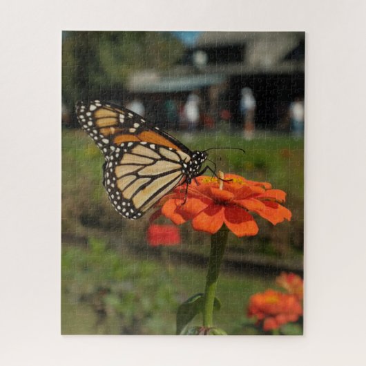 Orange Monarch Butterfly während der Migration zum Puzzle (Vertikal)