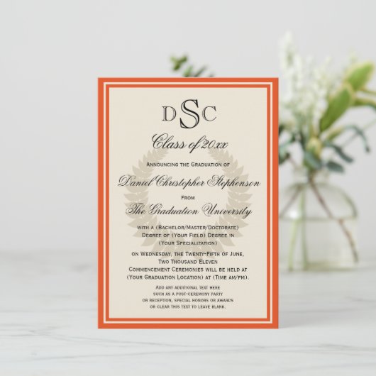 Orange Monogram Laurel Classic Uni-Abschluss Einladung (Stehend Vorderseite)