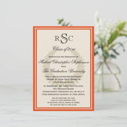 Orange Monogram Laurel Classic Uni-Abschluss Einladung (Stehend Vorderseite)