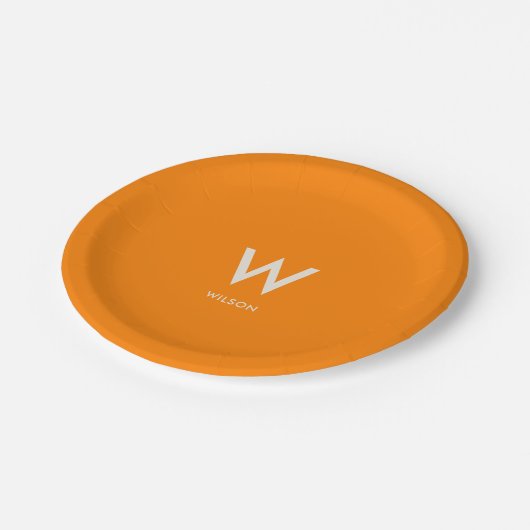Orange Monogram Personal Party Pappteller (Schrägansicht)