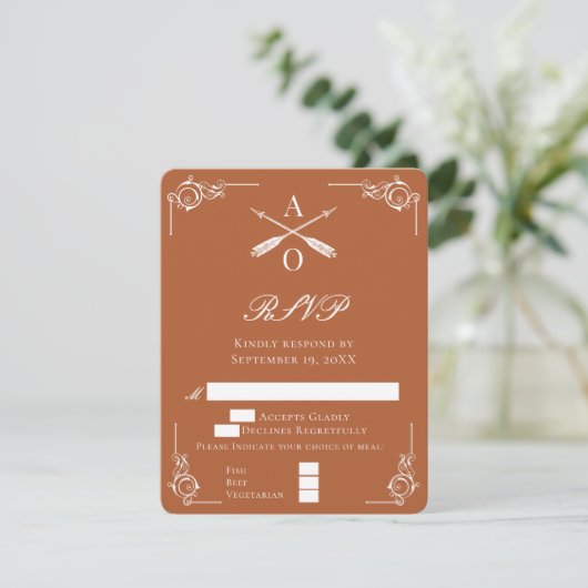 Orange Monogram und Arrows Wedding RSVP Card (Stehend Vorderseite)