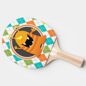 Orange Monster über farbenfrohe Raute Muster Tischtennis Schläger (Seitenansicht)