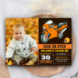 Orange Motorrad Racing Erster Geburtstag Einladung<br><div class="desc">Die coole 1. Geburtstagsfeier-Party Einladung mit einem orangefarbenen Sportmotorrad mit moderner Typografie vor dunkelbraunem Hintergrund lädt zum Verweilen ein. Fügen Sie einfach Ihre Veranstaltungsdetails zu dieser benutzerfreundlichen Vorlage hinzu und schmücken Sie diese Karte mit dem bevorzugten Foto Ihres Kindes, um sie zu einer einmaligen Einladung zu machen. Dreh die Karte...</div>