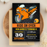 Orange Motorrad Racing Kindergeburtstag Einladung<br><div class="desc">Die coole Renngeburtstagsfeier mit einem orangefarbenen Sportmotorrad und moderner Typografie vor schwarzem Stahlhintergrund lädt zum Verweilen ein. Fügen Sie einfach Ihre Veranstaltungsdetails zu dieser einfach zu bedienenden Vorlage hinzu, um sie zu einer einmaligen Einladung zu machen. Dreh die Karte um, um ein schwarz-weißes kariertes Muster auf der Kartenrückseite zu zeigen....</div>