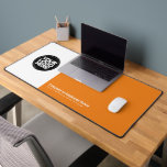Orange | Name des benutzerdefinierten Firmenlogos, Schreibtischunterlage<br><div class="desc">Mit unserer ergonomisch coolen boho orange Business Company Logo Desk Mat erstellen Sie Ihre eigene Dekoration im Arbeitsbereich der Marke. Diese stilvolle, moderne und berufliche Schreibtischmatte ermöglicht es Ihnen, Ihre Chef-, Mitarbeiter- oder Mitarbeiterabteilung auf einzigartige Weise zu personalisieren. Fügen Sie Firmenlogo, Name, Beruf, Website, Slogan, Social Media oder jeden personalisierten...</div>