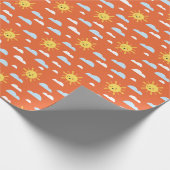 Orange Niedliche Wolken und glückliche Sonne Geschenkpapier (Ecke)