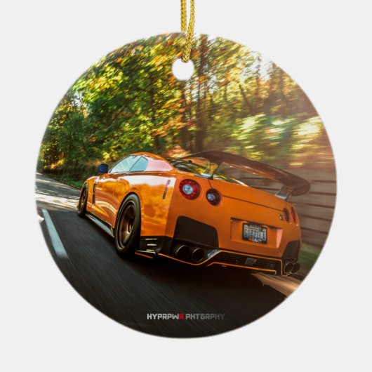 Orange Nissan GT-R, das durch Seattle-Straßen Keramik Ornament (Vorne)