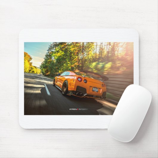 Orange Nissan GT-R, das durch Seattle-Straßen Mousepad (Mit Mouse)