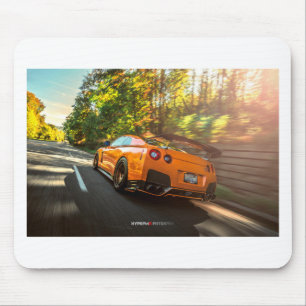 Orange Nissan GT-R, das durch Seattle-Straßen Mousepad