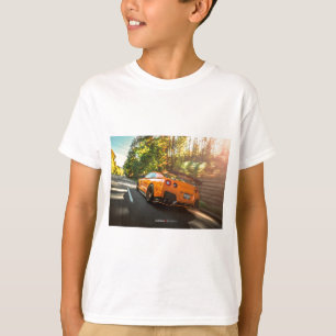 Orange Nissan GT-R, das durch Seattle-Straßen T-Shirt