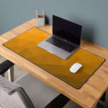 Orange ombre geometrisches Muster Schreibtischunterlage<br><div class="desc">Einzigartige coole Schreibtischmatte für Büro,  Zimmer,  Arbeit,  Spielzimmer...  Dreieck geometrische Masche mit Licht bis dunkelorange Ober Farbverlauf.</div>