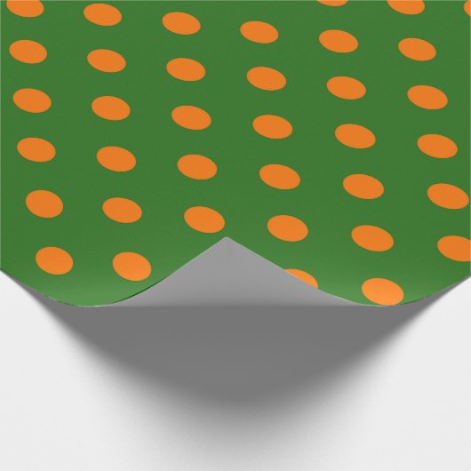 Orange On Green Polka Dots Pattern Design  Geschenkpapier (Ecke)