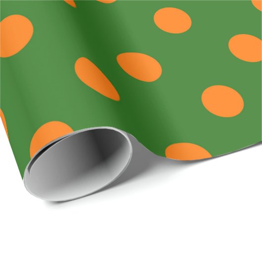 Orange On Green Polka Dots Pattern Design Geschenkpapier (Rolleneckpunkt)