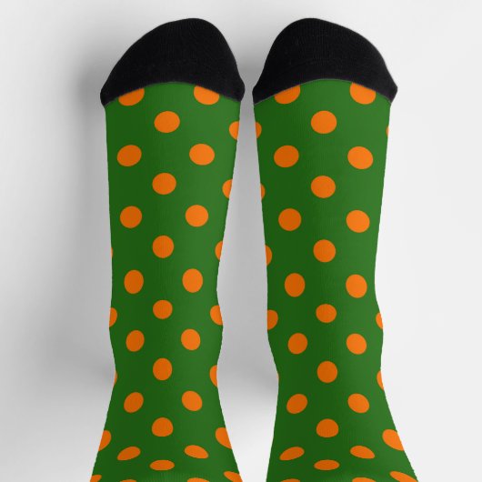 Orange On Green Polka Dots Pattern Design  Socken (Oben)