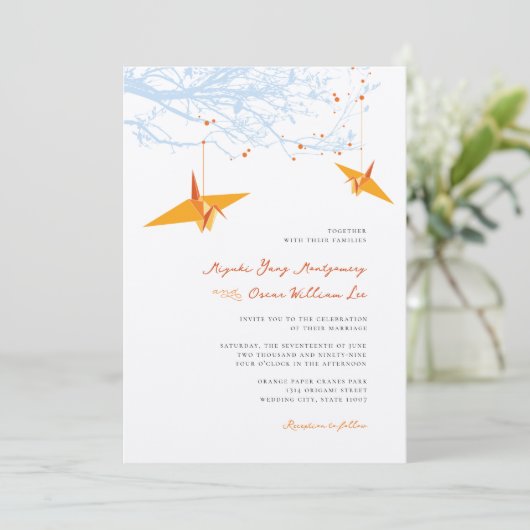 Orange Origami Cranes & Liebe Quote Wedding Einladung (Stehend Vorderseite)