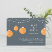 Orange Paper Lantern Wedding Save the Date (Stehend Vorderseite)