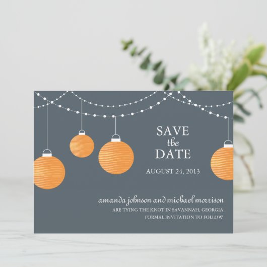 Orange Paper Lantern Wedding Save the Date (Stehend Vorderseite)