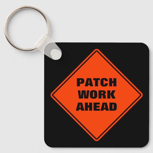 Orange Pflaster vor dem Straßenschild personalisie Schlüsselanhänger (Vorderseite)