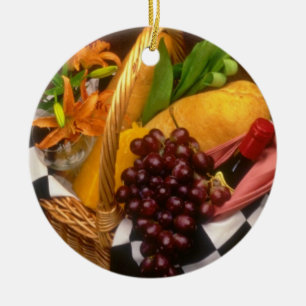 Orange Picknickkorb mit Wein, Käse, Brot und Keramikornament