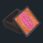 Orange   Pink Lace Design Monogram Box Keepake<br><div class="desc">Maßgeschneiderte, magnetisierbare Geschenkboxen mit Deckel in frisch orange und süß-rosa Damast Spitzen Frills Design. Personalisieren Sie das Monogramm mit dem Initial und dem Namen - oder ändern Sie es in den von Ihnen gewollt Text und Layout. Macht ein wunderbares Geschenk - füllen Sie die Schachtel mit Schmuck, Potpourri , Münzen,...</div>