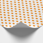 Orange Polka Dot auf weißem Medium Space Geschenkpapier (Ecke)