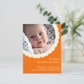 Orange polka dot rosette Foto niedliche Geburt Ankündigung (Stehend Vorderseite)