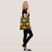 Orange Pumpkin Autumn Leaves Muster Tasche (Am Model)