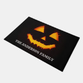Orange Pumpkin Face Custom Family Name Fußmatte (Schrägansicht)