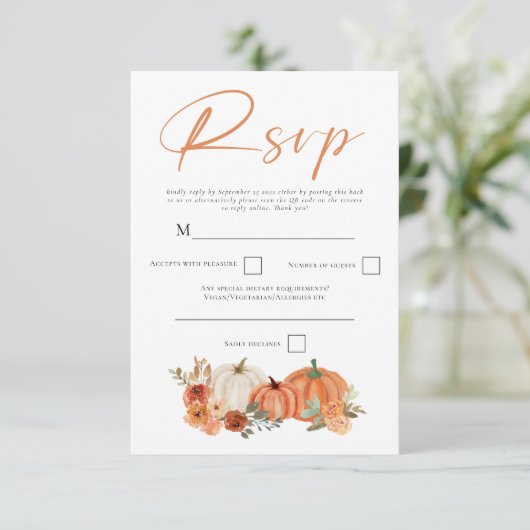 Orange Pumpkins Fall Florals Script QR Code RSVP Karte (Stehend Vorderseite)