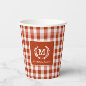 Orange-Red Gingham Monogram Wappen Custom Pappbecher (Vorderseite)