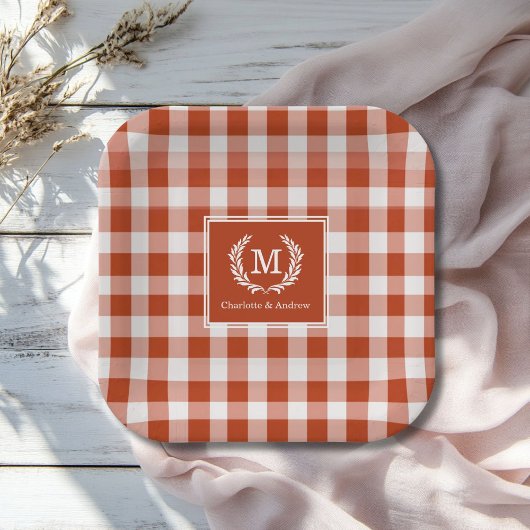 Orange-Red Gingham Monogram Wappen Custom Pappteller