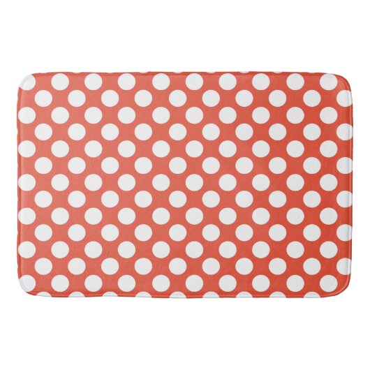 Orange Red: Grosses weißes Polka Dot Pattern Badematte (Vorderseite)