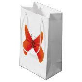 Orange Red Poppy Butterfly mit Ihrem Namen Kleine Geschenktüte (Rückseite Schrägansicht)