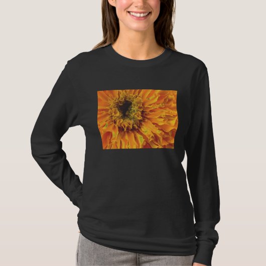 Orange Ringelblume auf schwarzem T - Shirt (Vorderseite)