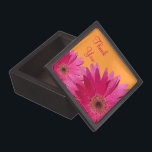 Orange rosa Gerber Schmuckkiste<br><div class="desc">Hübsches heißes Rosa und helle orange Gerberagänseblümchen-Geschenkboxen für Sprichwort danken Ihnen zu Ihren Freunden für Sein Ihre Brautjungfer und/oder Trauzeugin an Ihrer Hochzeit. Dieser Kasten kann als Trinketkasten benutzt werden, den Ihre Freunde als Andenken Ihrer Hochzeit behalten können. Sie können ein kleines Geschenk innerhalb der Geschenkboxen, wie ein Armband oder...</div>