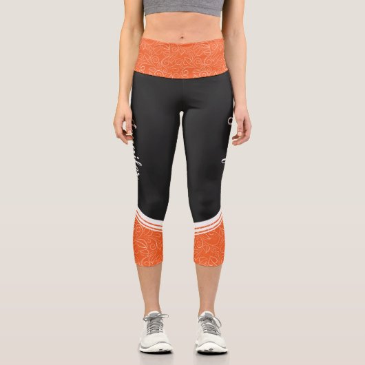 Orange & schwarz blumenweiße Streifen und Name mod Capri Leggings (Vorderseite)