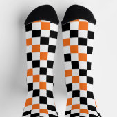 Orange Schwarz Weiß kariertes Musterdesign Socken (Oben)