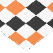 Orange Schwarz Weiß kariertes Musterdesign  Tischdecke (Schrägansicht)
