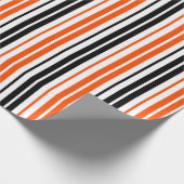 Orange Schwarz Weiß Streifen Muster Design Geschenkpapier (Ecke)