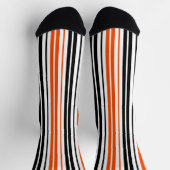 Orange Schwarz Weiß Streifen Muster Design Socken (Oben)