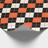 Orange Schwarz-weiße Raute Diamond Design Geschenkpapier (Ecke)
