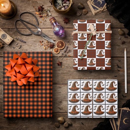 Orange & schwarzer Gingham Halloween-Hexenhut & Fl Geschenkpapier Set