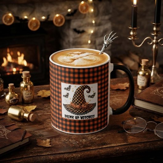 Orange & schwarzer Gingham Halloween Hexenhut & Fl Tasse