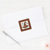 Orange-schwarzer Gingham-Hexenhut & Fledermäuse Quadratischer Aufkleber (Umschlag)
